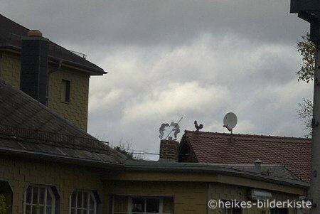 am Bahnhof - Max und Moritz auf dem Dach